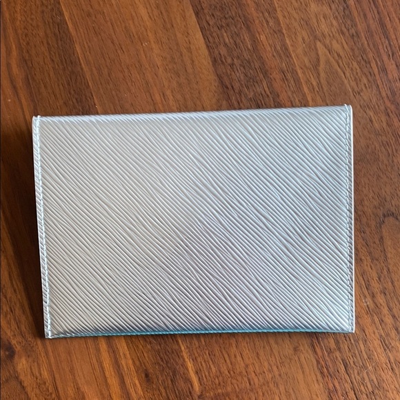Louis Vuitton - authentic and rare Metallic Silver Clutch - Picture 4 of 5